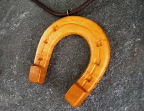 Dřevěná šperk - podkůvka dřevo řezbářství jabloň talisman přívěšek podkova podkůvka 