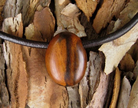 Dřevěný šperk - oválek dřevo řezbářství talisman ořešák ovál oválek 