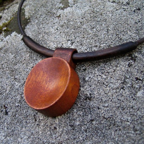 Dřevěný šperk - lžička dřevo řezbářství talisman ořešák mahagon lžička 