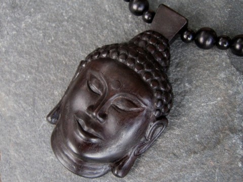 Dřevěný šperk - buddha dřevo řezbářství talisman přívěšek ořešák buddha 