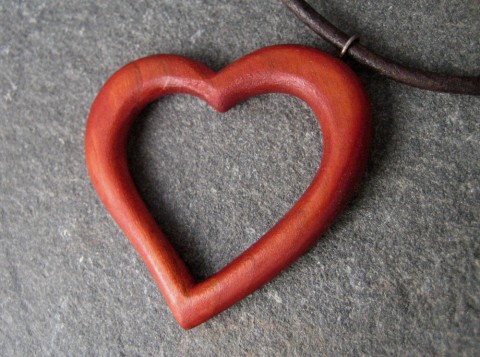 Dřevěný šperk - srdce dřevo řezbářství višeň talisman srdce srdíčko přívěšek 