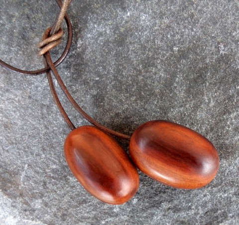 Dřevěný šperk -  oblázky dřevo řezbářství talisman oblázek švestka 