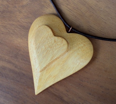 Dřevěný šperk -  srdce v srdci dřevo řezbářství talisman srdce láska ořešák štěstí 