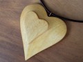 Dřevěný šperk -  srdce v srdci