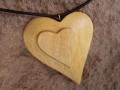 Dřevěný šperk -  srdce v srdci