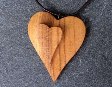 Dřevěný šperk  -  srdce v srdci dřevo řezbářství talisman srdce láska štěstí broskvoň 