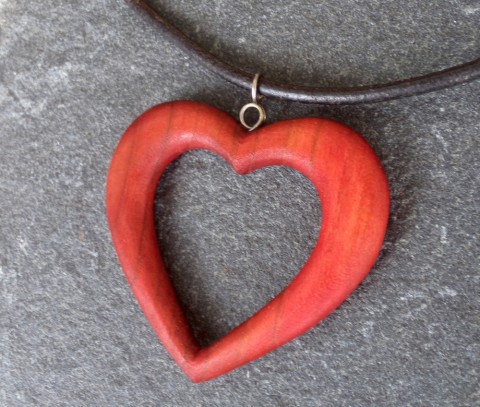 Dřevěný  šperk - srdce dřevo řezbářství višeň talisman srdce srdíčko přívěšek 