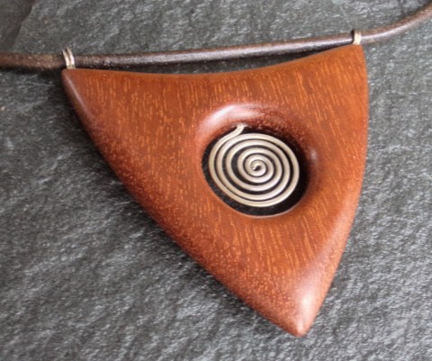 Dřevěný šperk  - mahagon a ocel dřevo řezbářství náhrdelník osteofix ocel mahagon 
