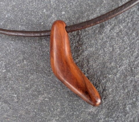 Dřevěný šperk - zub dřevo řezbářství talisman ořešák zub 