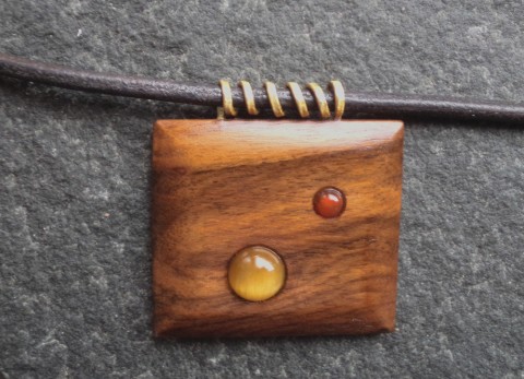 Dřevěný šperk - ořešák a minerály dřevo řezbářství talisman ořešák karneol tygří oko 