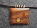 Dřevěný šperk - ořešák a minerály