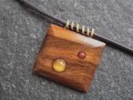 Dřevěný šperk - ořešák a minerály