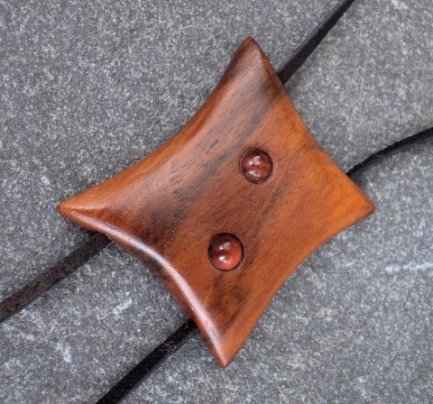 Dřevěný šperk - ořešák a býčí oko dřevo řezbářství talisman ořešák býčí oko 