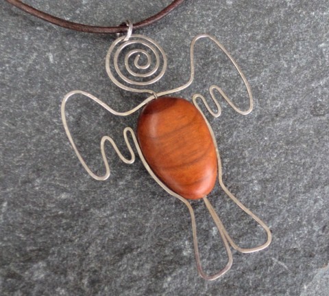 Dřevěný šperk -  andílek strážce dřevo řezbářství nerez andílek švestka strážce 