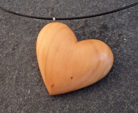Dřevěný šperk  - jabloňové srdíčko dřevo řezbářství jabloň talisman srdce srdíčko přívěšek 