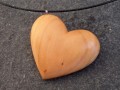 Dřevěný šperk  - jabloňové srdíčko