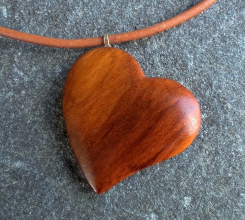 Dřevěný šperk - švestkové srdíčko dřevo řezbářství talisman srdce srdíčko přívěšek 