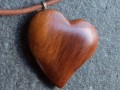 Dřevěný šperk - švestkové srdíčko