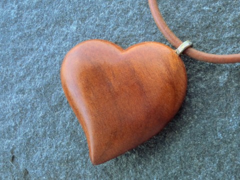 Dřevěný šperk - srdíčko švestkové dřevo řezbářství talisman srdce srdíčko přívěšek 