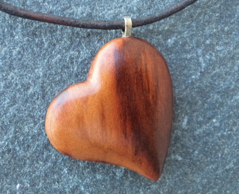 Dřevěný šperk  - srdíčko švestkové dřevo řezbářství talisman srdce srdíčko přívěšek 