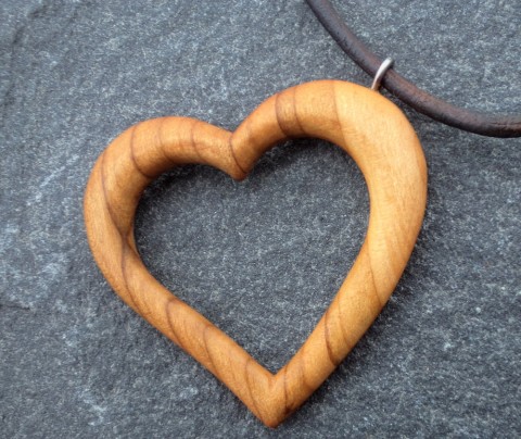 Dřevěný šperk -  višňové srdce dřevo řezbářství višeň talisman srdce srdíčko přívěšek 