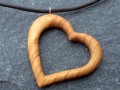 Dřevěný šperk -  višňové srdce
