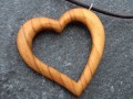 Dřevěný šperk -  višňové srdce