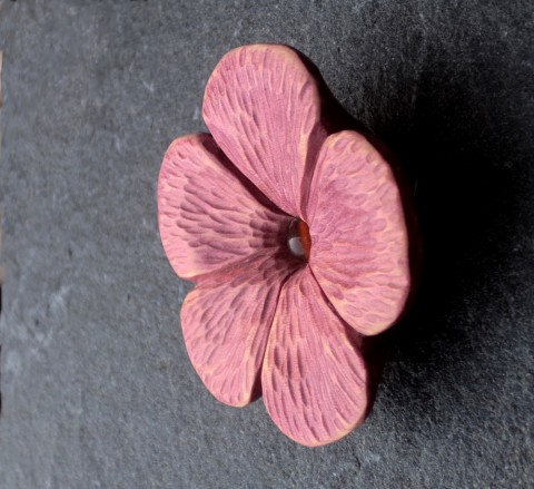 Dřevěná brož  -  květinka dřevo řezbářství talisman květinka květ lípa 