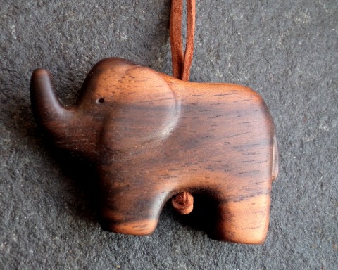 Dřevěný šperk - slůně dřevo řezbářství talisman ořešák slon slůně 