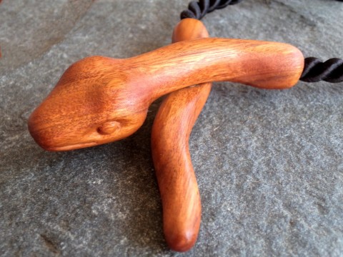 Dřevěný šperk - had dřevo řezbářství náhrdelník had mahagon 