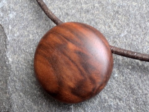 Dřevěný šperk -  ořešákový oblázek dřevo řezbářství talisman oblázek ořešák 