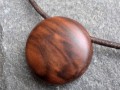 Dřevěný šperk -  ořešákový oblázek