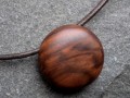 Dřevěný šperk -  ořešákový oblázek