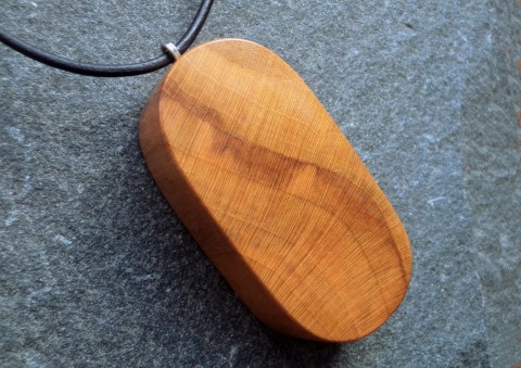 Dřevěný šperk - meruňka dřevo řezbářství talisman oblázek meruňka 