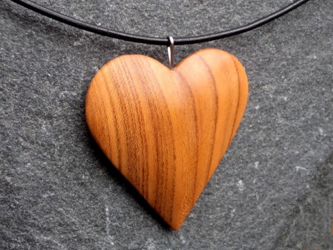 Dřevěný šperk  - srdíčko dřevo řezbářství talisman srdce srdíčko přívěšek broskvoň 