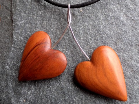 Dřevěný šperk -  srdíčka dřevo řezbářství talisman srdce srdíčko přívěšek švestka 