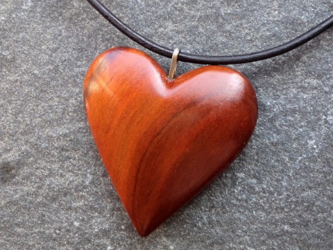 Dřevěné srdíčko dřevo řezbářství talisman srdce srdíčko přívěšek švestka 