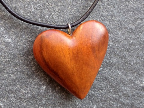Dřevěný  šperk - srdíčko dřevo řezbářství talisman srdce srdíčko přívěšek švestka 
