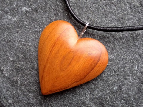 Dřevěný šperk - broskvoňové srdce dřevo řezbářství talisman srdce srdíčko přívěšek broskvoň 