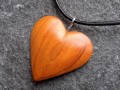 Dřevěný šperk - broskvoňové srdce