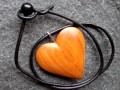 Dřevěný šperk - broskvoňové srdce
