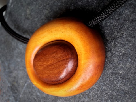 Dřevěný šperk - oblázek švestka dřevo řezbářství talisman oblázek švestka 