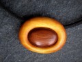 Dřevěný šperk - oblázek švestka
