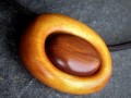 Dřevěný šperk - oblázek švestka