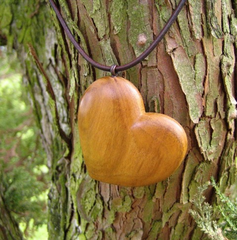 Dřevěný šperk - srdíčko dřevo řezbářství talisman srdce srdíčko přívěšek 