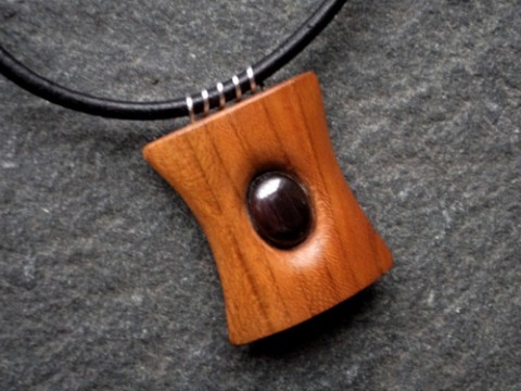 Dřevěný šperk - broskvoň dřevo řezbářství náhrdelník broskvoň tygří kůže 