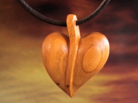Dřevěný šperk - lístek - srdíčko dřevo řezbářství talisman srdce láska 