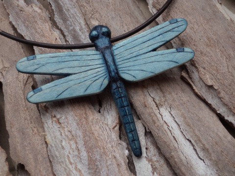 Dřevěný šperk   -  vážka dřevo řezbářství talisman přívěšek vážka javor 