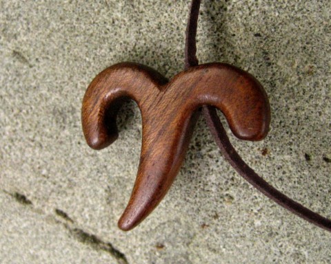 Znamení zvěrokruhu - beran dřevo řezbářství talisman ořešák znamení zvěrokruh beran 