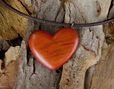 Dřevěný šperk - srdíčko dřevo řezbářství talisman srdce srdíčko přívěšek 